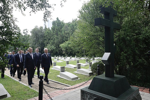 Председатель Государственной Думы Вячеслав Володин и депутаты ГД почтили память советских воинов, сражавшихся за освобождение Кореи
