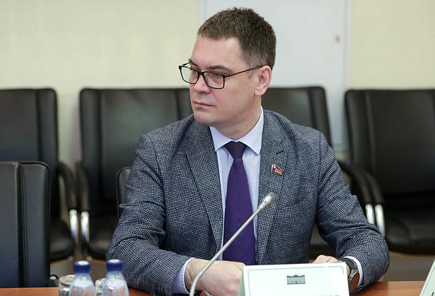 Заместитель Председателя Комитета по вопросам собственности, земельным и имущественным отношениям Алексей Корниенко