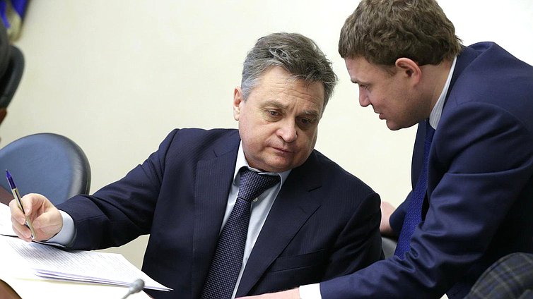 Заместитель Министра энергетики Андрей Черезов во время круглого стола.