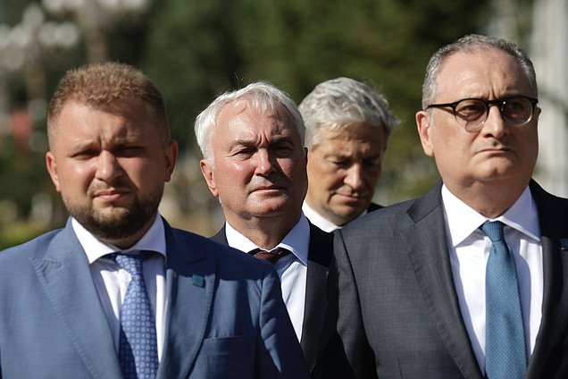 Председатель Государственной Думы Вячеслав Володин и депутаты ГД возложили цветы к Памятнику советским летчикам-освободителям в Чанчуне (КНР)