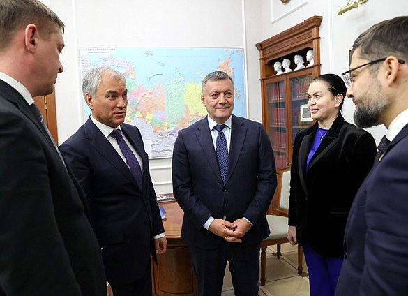 Председатель Государственной Думы Вячеслав Володин, губернатор Иркутской области Игорь Кобзев и член Комитета по промышленности и торговле Мария Василькова