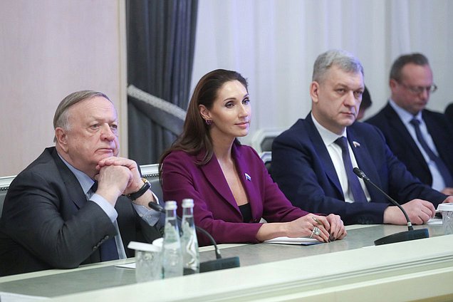 Viktor Zavarzin, miembro del Comité de Defensa, Roza Chemeris, miembro del Comité de Asuntos Internacionales y Vladimir Ivanov, miembro del Comité de Industria y Comercio