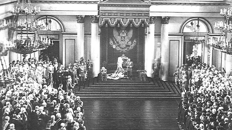 Император Николай II произносит речь в день открытия Первой Государственной Думы в Георгиевском зале Зимнего дворца. 27 апреля 1906 г. Фотография хранится в ЦГАКФФД СПб
