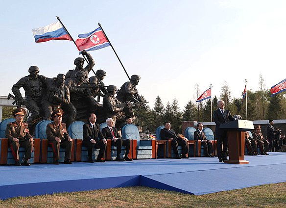 Министр обороны РФ Андрей Белоусов, Председатель Государственной Думы Вячеслав Володин и Председатель Государственных дел Корейской Народно-Демократической Республики Ким Чен Ын. Церемония открытия Мемориального комплекса и Музея боевых подвигов героев зарубежной военной операции