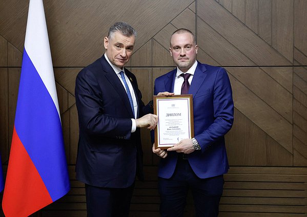 Руководитель фракции ЛДПР Леонид Слуцкий и оператор тележурналистского комплекта Группы специальных проектов отдела операторов службы сбора и производства информации Объединенной дирекции информационных программ ГТК «Телеканал «Россия» Иван Мурашов