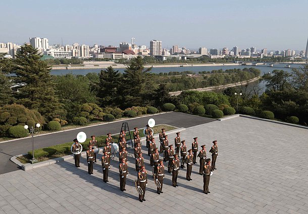 Председатель Государственной Думы Вячеслав Володин возложил венок к монументу "Освобождение"