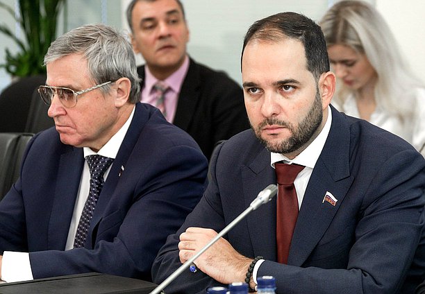 Первые заместители Председателя Комитета по науке и высшему образованию Олег Смолин и Александр Мажуга