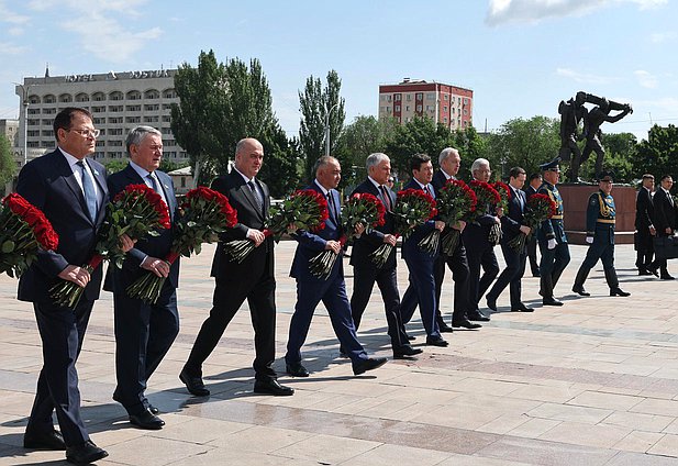 Председатель Государственной Думы Вячеслав Володин и главы делегаций стран-членов ОДКБ возложили цветы к Вечному огню на площади Победы в Бишкеке