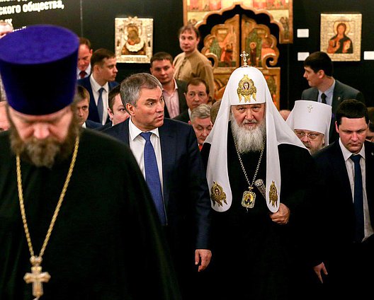 Патриарх Московский и всея Руси Кирилл и Председатель Государственной Думы Вячеслав Володин во время осмотра художественной выставки "Достояние России. Страницы истории и духовные традиции", открытой в рамках V Рождественских Парламентских встреч. Фото: Анна Исакова/Фотослужба Государственной Думы