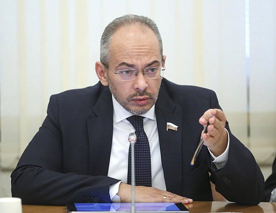 Председатель Комитета по природным ресурсам, собственности и земельным отношениям Николай Николаев