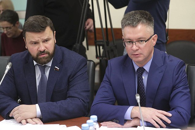 Член Комитета по энергетике Юрий Станкевич и заместитель Председателя Комитета по энергетике Дмитрий Исламов