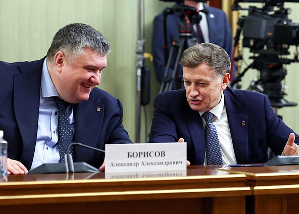 Член Комиссии по Регламенту и обеспечению деятельности Государственной Думы Александр Борисов и член Комитета по финансовому рынку Вячеслав Макаров