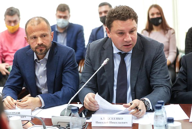 Члены Комитета по строительству и жилищно-коммунальному хозяйству Роман Лябихов и Николай Алексеенко