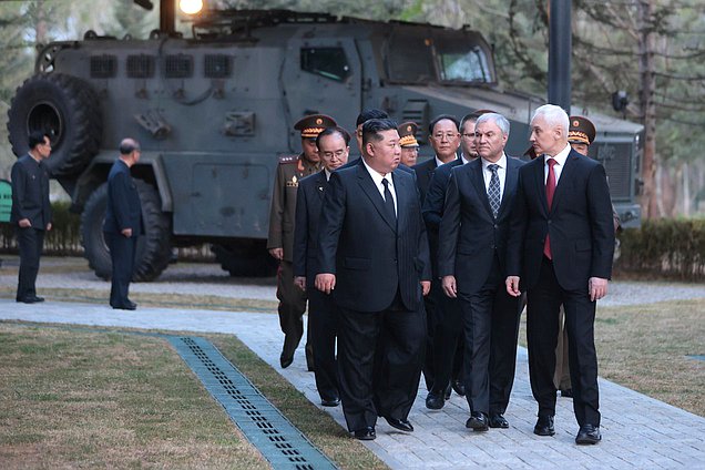 Министр обороны РФ Андрей Белоусов, Председатель Государственной Думы Вячеслав Володин и Председатель Государственных дел Корейской Народно-Демократической Республики Ким Чен Ын. Церемония открытия Мемориального комплекса и Музея боевых подвигов героев зарубежной военной операции