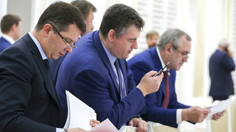 Chairman of the Committee on Economic Policy, Industry, Innovative Development and Entrepreneurship Sergei Zhigarev, Chairman of the Committee on International Affairs Leonid Slutskiy, and Deputy Chairman of the State Duma Sergei Neverov