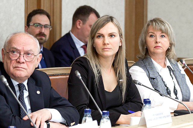Члены Комитета по охране здоровья Александр Румянцев, Юлия Дрожжина и Вероника Власова