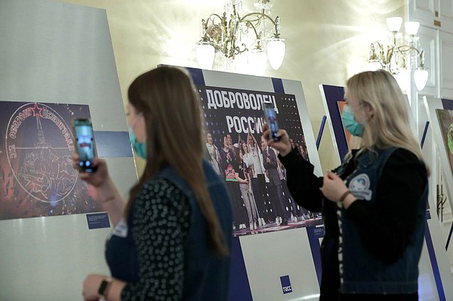 Выставка, посвященная волонтерскому движению в России и роли депутатов в его развитии