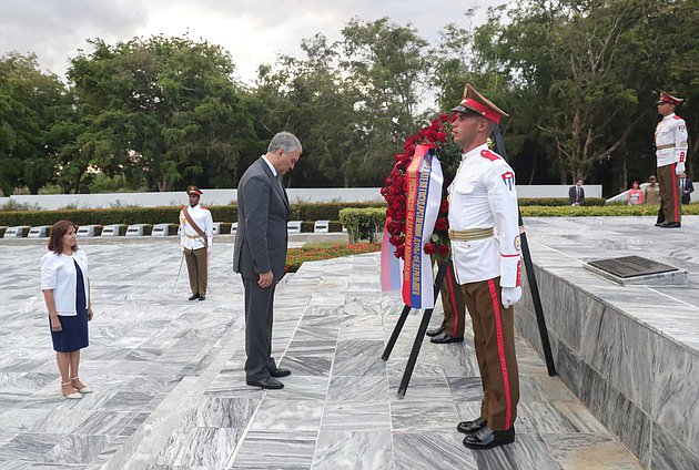 Colocación de una ofrenda floral ante el el Monumento al Soldado Internacionalista Soviético en La Habana