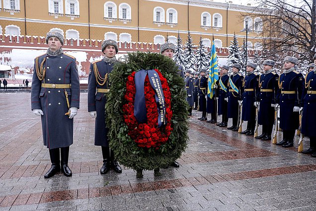 Участники заседания 63-й сессии Парламентского Собрания Союза Беларуси и России возложили цветы к Могиле неизвестного солдата