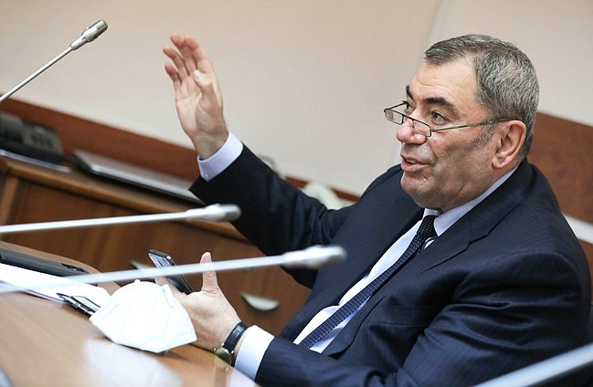Член Комитета по бюджету и налогам Леонид Симановский