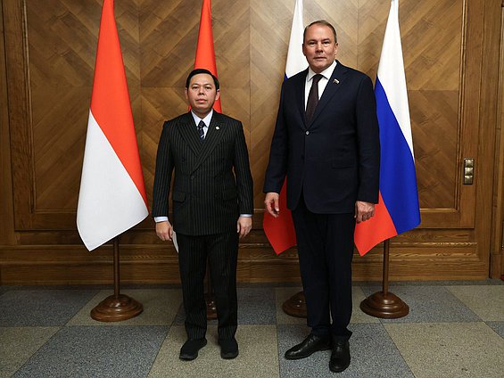 Заместитель Председателя Государственной Думы Петр Толстой и Председатель Совета представителей регионов Народного консультативного конгресса Республики Индонезии Султан Бактиар Наджамудин