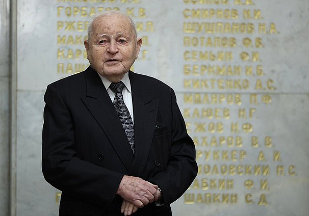 Возложение цветов ветеранами Минэкономразвития к памятной доске работников Госплана СССР