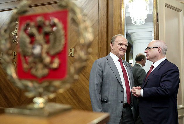 俄罗斯联邦共产党领导人根纳季·久加诺夫和国家杜马财产、土地和财产关系委员会主席谢尔盖·加夫里洛夫
