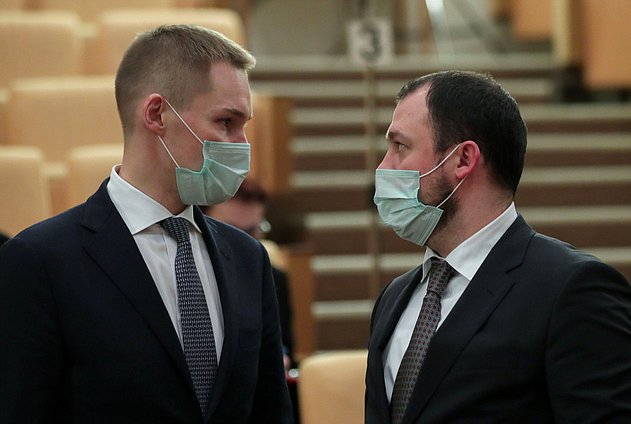 Заместитель руководителя Аппарата Правительства РФ Александр Грибов (слева)