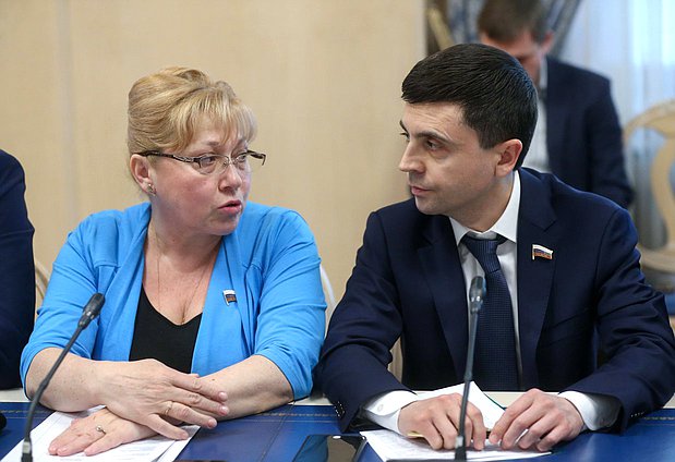 Член Комитета по культуре Светлана Савченко и заместитель Председателя Комитета по делам национальностей Руслан Бальбек