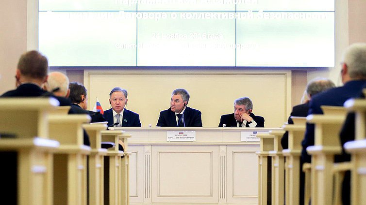 Председатель Мажилиса Республики Казахстан Нурлан Нигматулин, Председатель Государственной Думы Вячеслав Володин и Заместитель Генерального секретаря Совета МПА СНГ Петр Рябухин во время девятого пленарного заседания Парламентской Ассамблеи Организации Договора о коллективной безопасности.