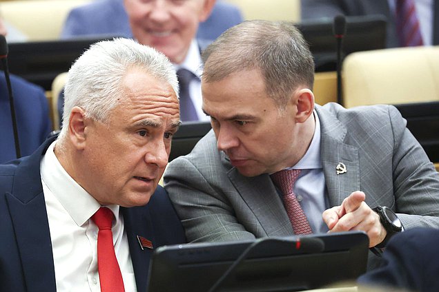 Член Комитета по бюджету и налогам Евгений Бессонов и Первый заместитель Председателя Комитета по безопасности и противодействию коррупции Юрий Афонин