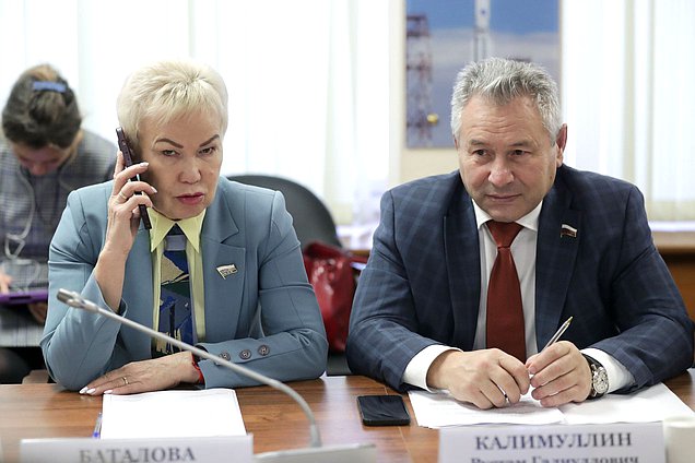 Члены Комитета по физической культуре и спорту Рима Баталова и Рустам Калимуллин