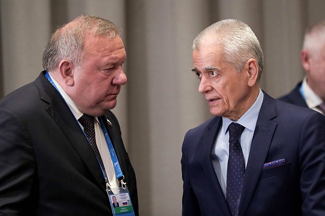 Chairman of the Committee on Defence Vladimir Shamanov and First Deputy Chairman of the Committee on Education and Science Gennadii Onishchenko