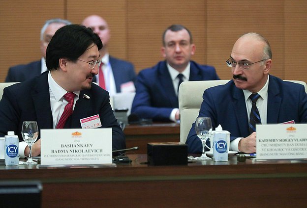 Jefe del Comité de la Duma Estatal de Protección de la Salud Badma Bashankaev y Jefe del de Comité de Ciencia y Enseñanza Superior Serey Kabyshev