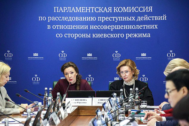国家杜马副主席安娜·库兹涅佐娃和俄罗斯联邦参议员伊娜·斯维亚坚科