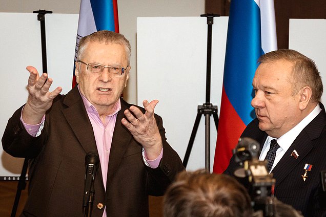 Руководитель фракции ЛДПР Владимир Жириновский и Председатель Комитета по обороне Владимир Шаманов