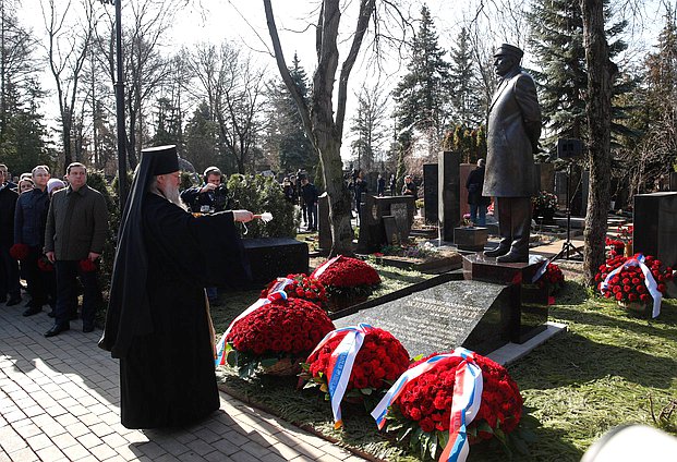 Открытие памятника В.В. Жириновскому на Новодевичьем кладбище
