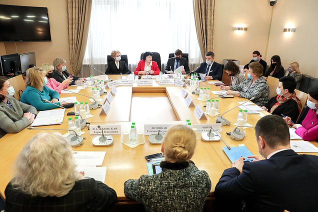 Заседание Комитета по вопросам семьи, женщин и детей с участием Министра просвещения РФ Сергея Кравцова