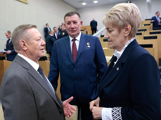 Члены фракции "Единая Россия" Николай Панков, Александр Янклович и Антонина Галяшкина