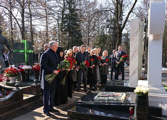 Вячеслав Володин и депутаты отдали дань уважения памяти Станислава Говорухина