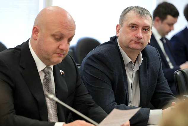 Члены Комитета по энергетике Муслим Татриев и Григорий Шилкин