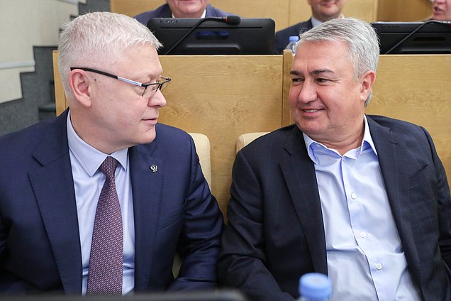 Председатель Комитета по безопасности и противодействию коррупции Василий Пискарев и член Комитета Рахим Азимов