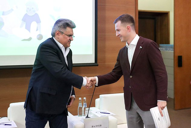 Руководитель фракции «Новые люди» Алексей Нечаев и Председатель Комитета по молодежной политике Артем Метелев