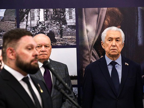 Генеральный директор международной медиагруппы "Россия сегодня" Дмитрий Киселев и руководитель фракции "Единая Россия" Владимир Васильев