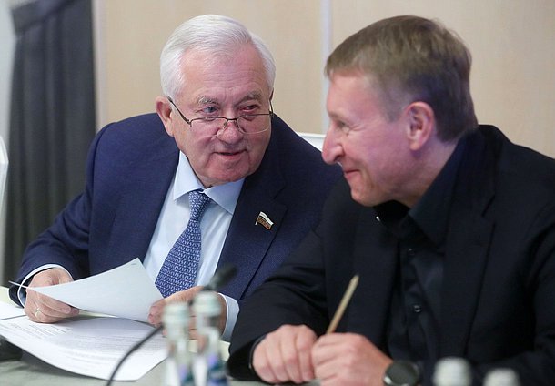 Члены Комитета по контролю Леонид Ивлев и Дмитрий Скриванов