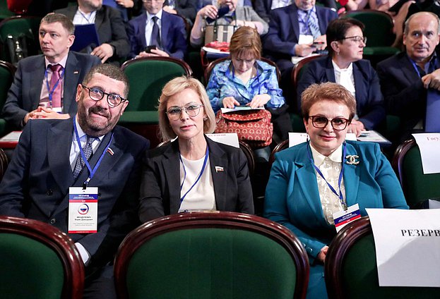 Члены Комитета по охране здоровья Борис Менделевич, Татьяна Соломатина и Нина Черняева
