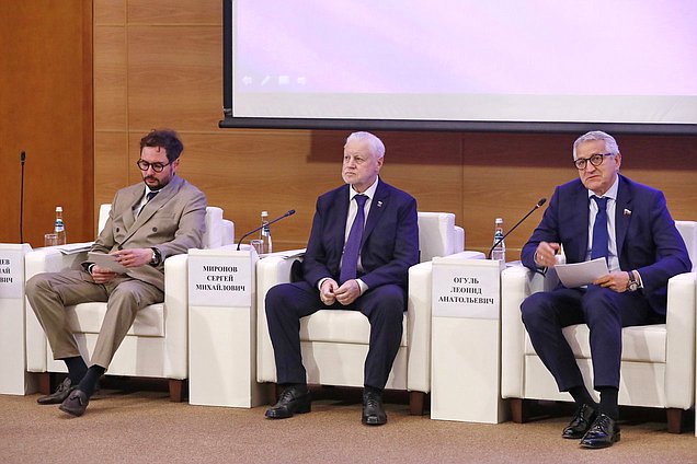Статс-секретарь - заместитель руководителя ФМБА России Николай Солнцев, руководитель фракции "Справедливая Россия - За правду" Сергей Миронов и Первый заместитель Председателя Комитета по охране здоровья Леонид Огуль