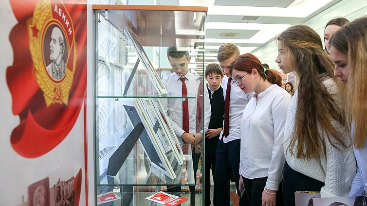 Открытие выставки, посвященной 100-летней годовщине создания Всесоюзного ленинского коммунистического союза молодежи (ВЛКСМ)