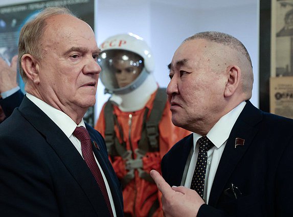 Руководитель фракции КПРФ Геннадий Зюганов и член Комитета по транспорту и развитию транспортной инфраструктуры Петр Аммосов