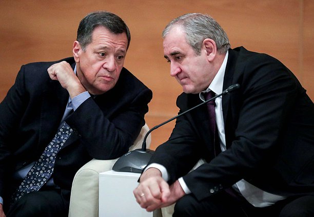 Руководитель фракции «Единая Россия» Сергей Неверов и Председатель Комитета по бюджету и налогам Андрей Макаров